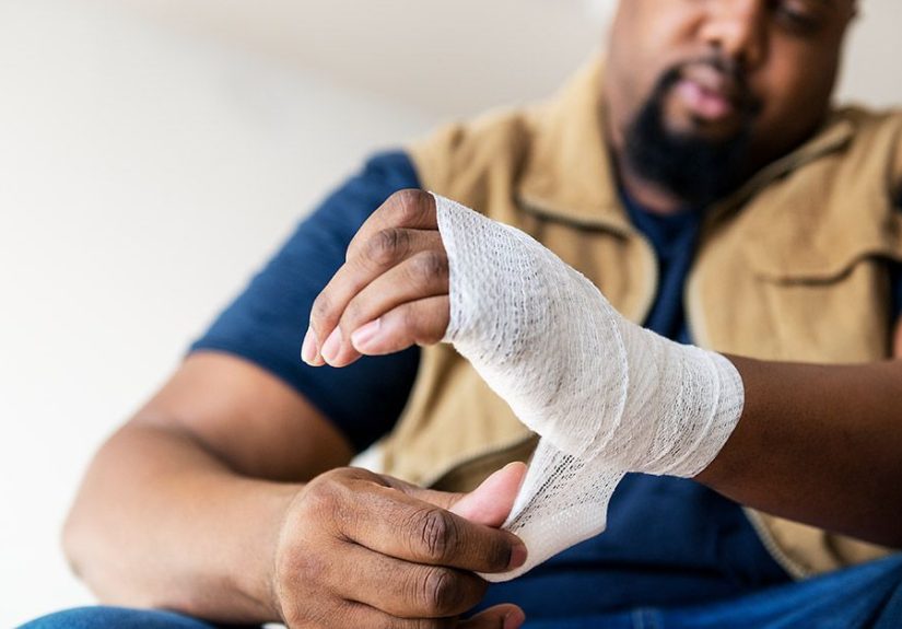 How to Bandage Your Hand and When You Need to Do It