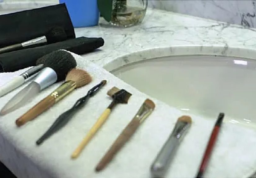 How to Clean Your Makeup Brushes