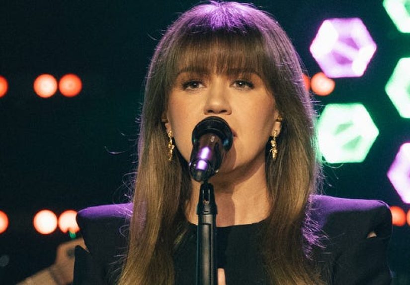 Kelly Clarkson Stuns Fans With a Unique Take on Classic 'Wizard of Oz' Song