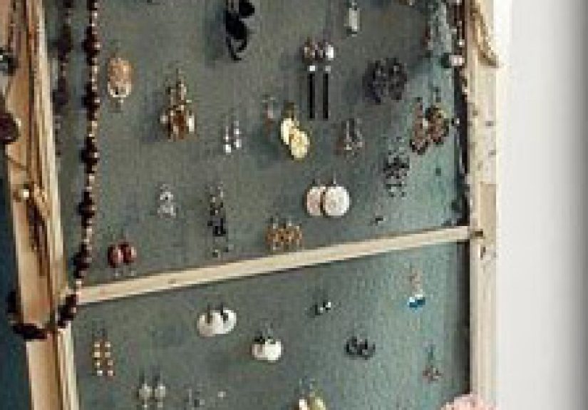 How To Turn A Screen Into A Jewelry Organizer