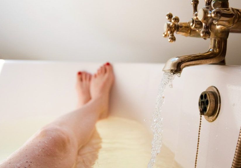 Apple Cider Vinegar Bath: Conditions It Helps and How to Take One